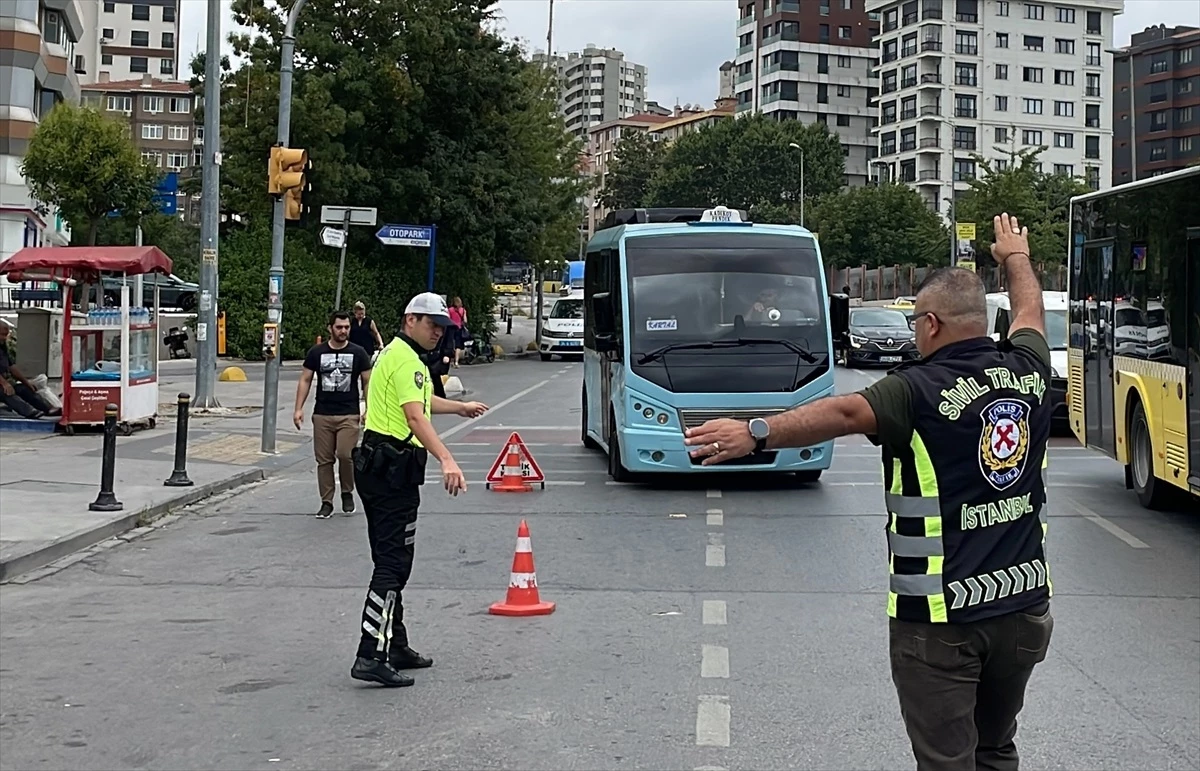 Kadıköy\'de Trafik Kurallarını İhlal Eden 5 Minibüs Şoförüne Cezai İşlem Uygulandı