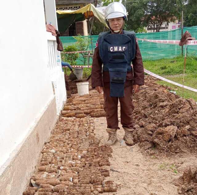 Kamboçya'da bir lisenin bahçesinde binlerce patlamamış mühimmat bulundu