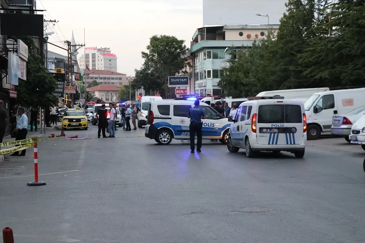 Kayseri\'de kıraathaneye silahlı saldırı: 1 polis, 2 kişi yaralandı