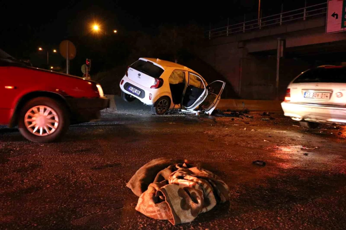 İzmir\'de Kaza Sonrası Alev Topuna Dönen Araçtan Kurtarılan 2 Kişinin Durumu Ağır