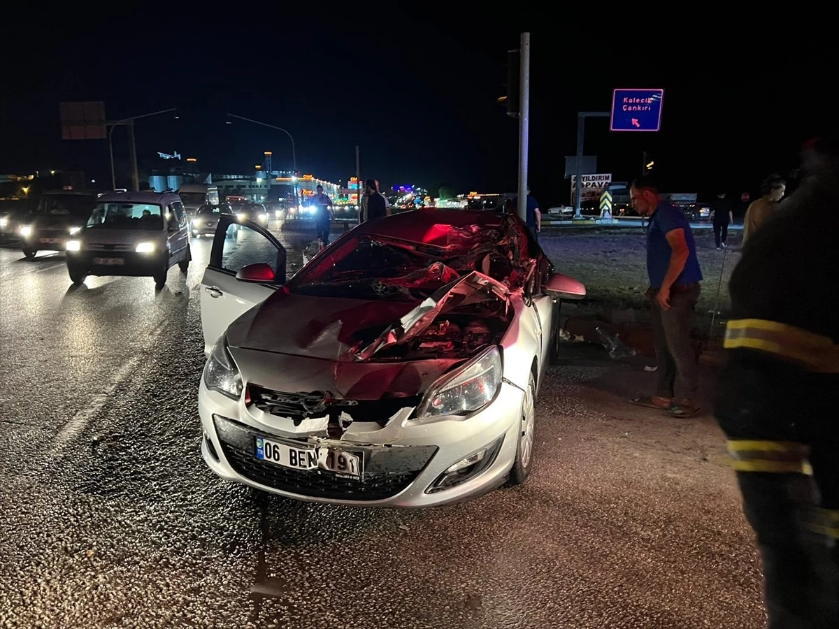 Kırıkkale\'de Otomobilin Tırla Çarpışması Sonucu 2 Kişi Yaralandı