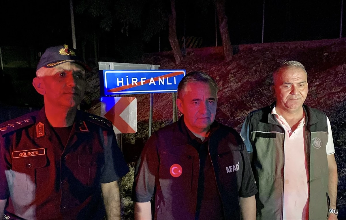 Kırşehir\'deki Orman Yangını Kontrol Altına Alınmaya Çalışılıyor