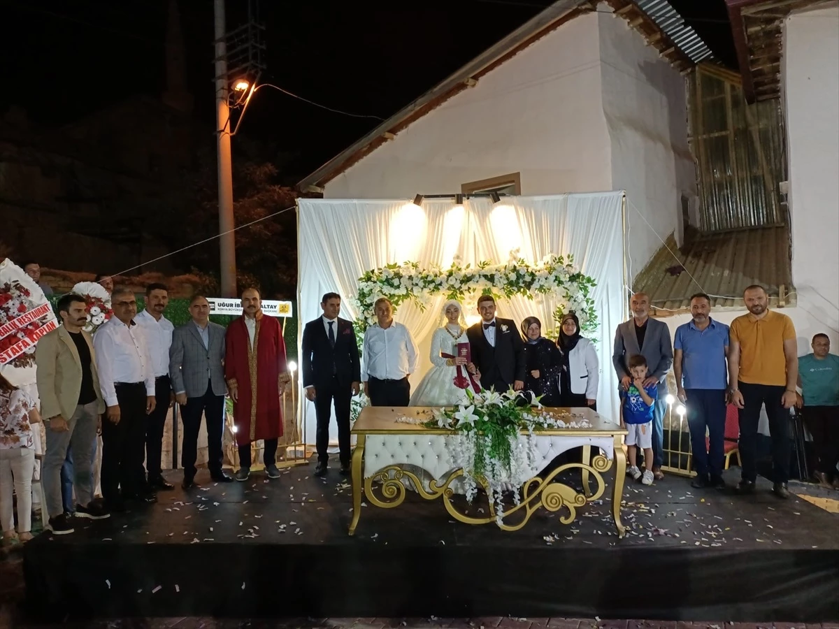 Konya Büyükşehir Belediye Başkanı Uğur İbrahim Altay, Hüyük ilçesinde genç çiftin nikahını kıydı