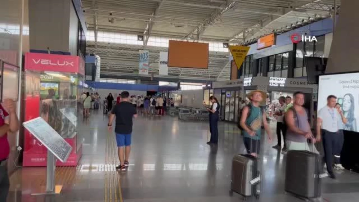 Kuzey Kanalı\'nı Yüzerek Geçen Aysu Türkoğlu Milas-Bodrum Havalimanı\'nda Karşılandı