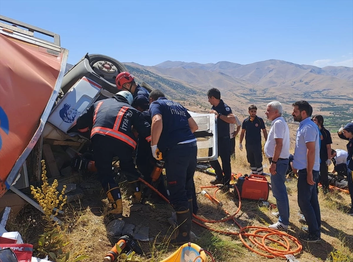 Malatya\'da şarampole devrilen kamyon kazasında 2 ölü, 2 yaralı