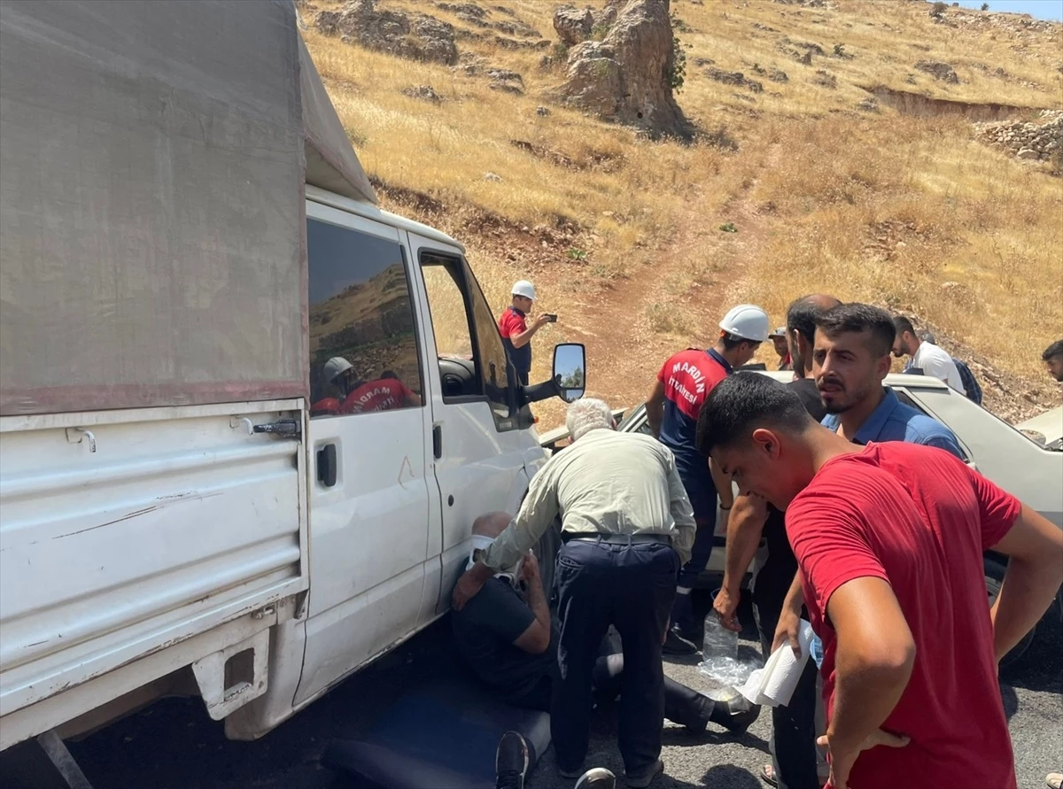 Mardin\'de kamyonet ile otomobil çarpıştı: 2\'si ağır 4 kişi yaralandı