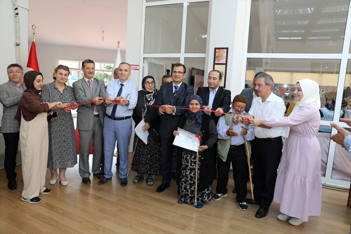 Merzifon\'da huzurevi sakinleri sergi açtı