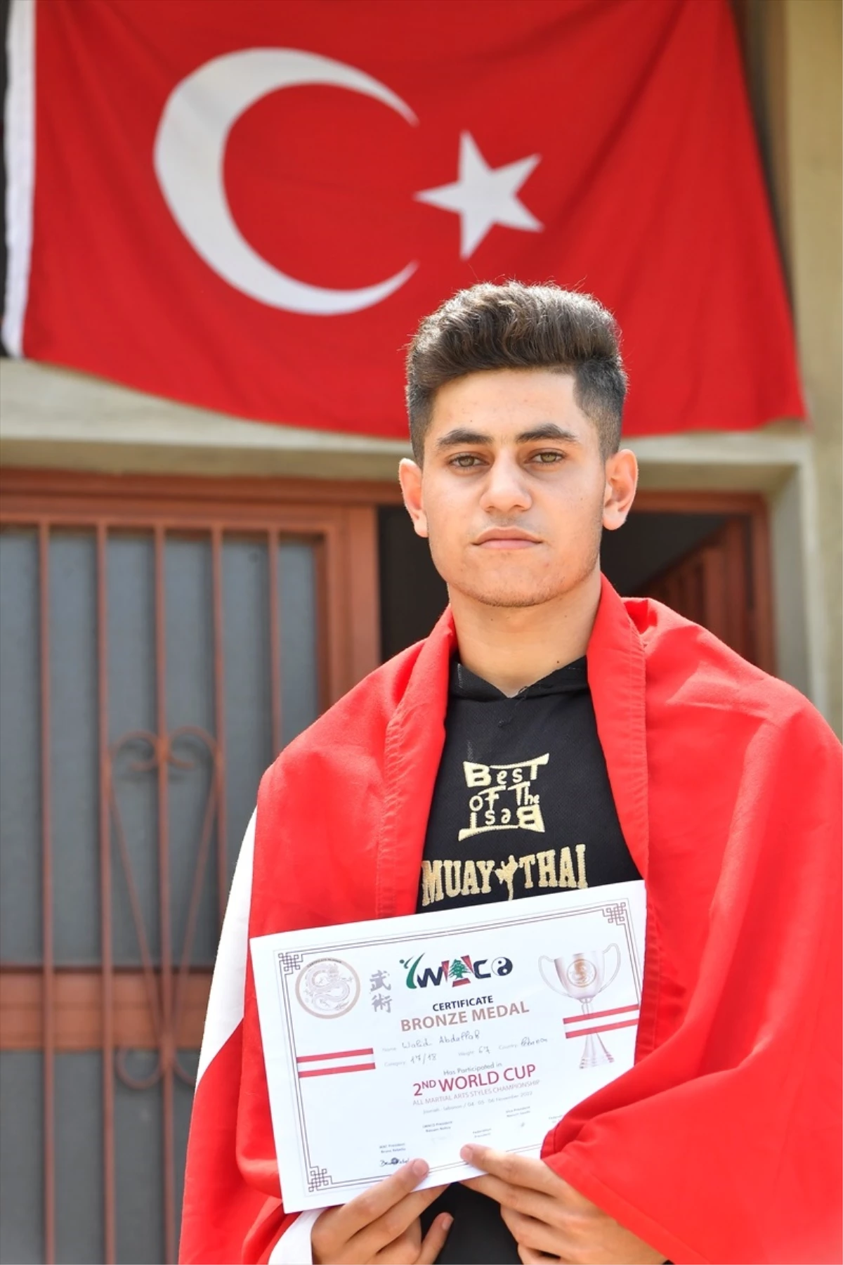 MULTİMEDYALI - Lübnanlı Türkmen sporcu Beyrut\'ta kazandığı muaythai turnuvasını Türk bayrağı açarak kutladı
