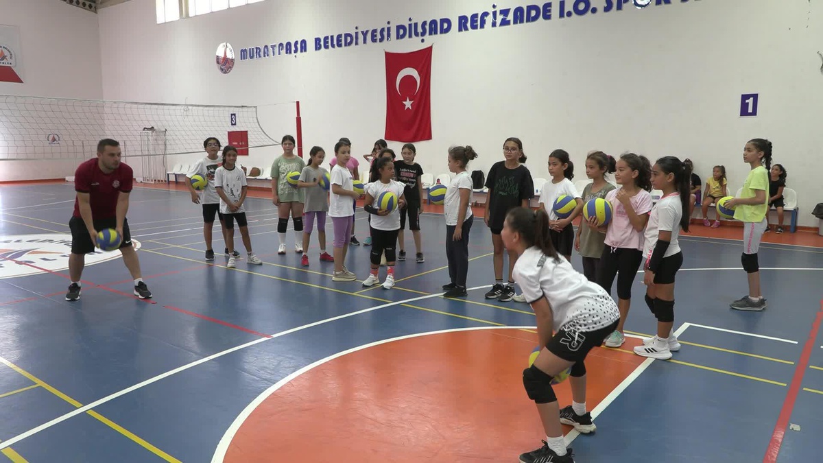 Antalya\'da Yaz Spor Okullarında Voleybol Kursları Devam Ediyor