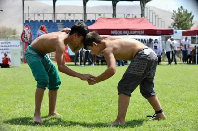 Niğde'de güreş şenliği yaşandı