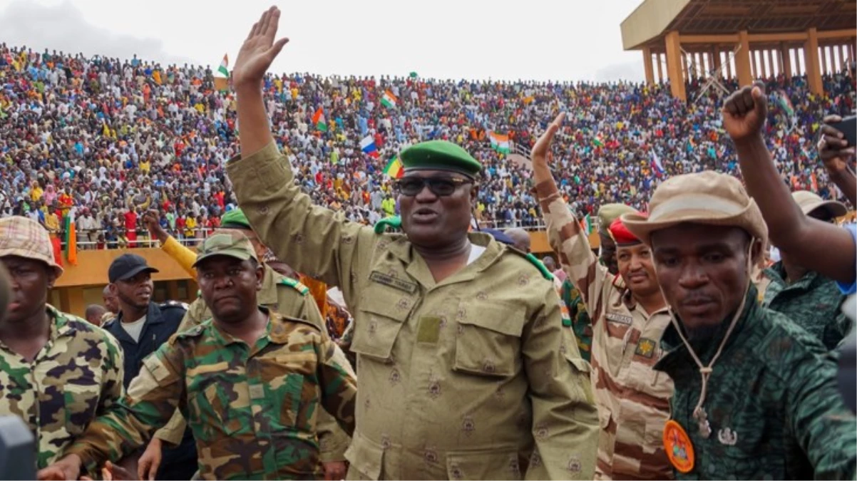 Nijer\'de askeri cunta, Cumhurbaşkanı Bazum\'u yargılamak istiyor