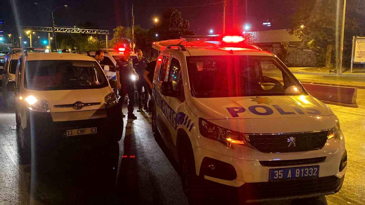 İzmir\'de Polis Ekipleri Tarafından Yakalanan Araçta Uyuşturucu Madde Ele Geçirildi