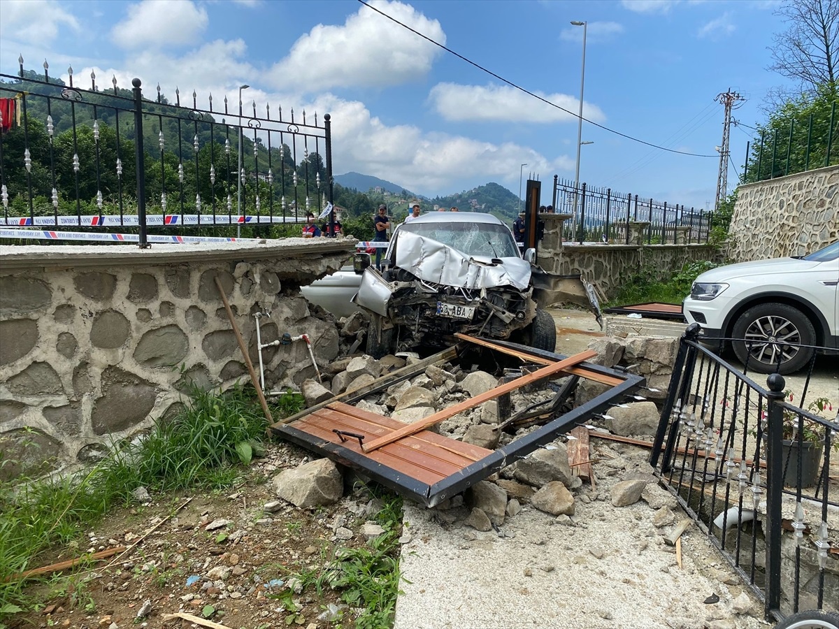 Rize\'de bahçe kapısına çarpan kamyonetteki 2 kişi yaralandı
