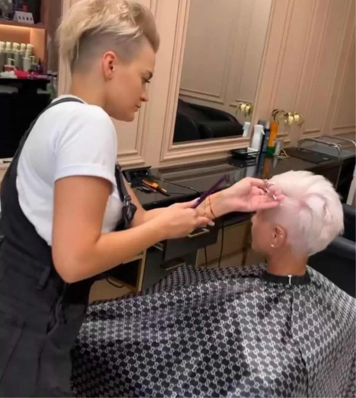 Rus ve Ukraynalı kadınlar, kuaförler ile güzellik salonlarının işini artırdı