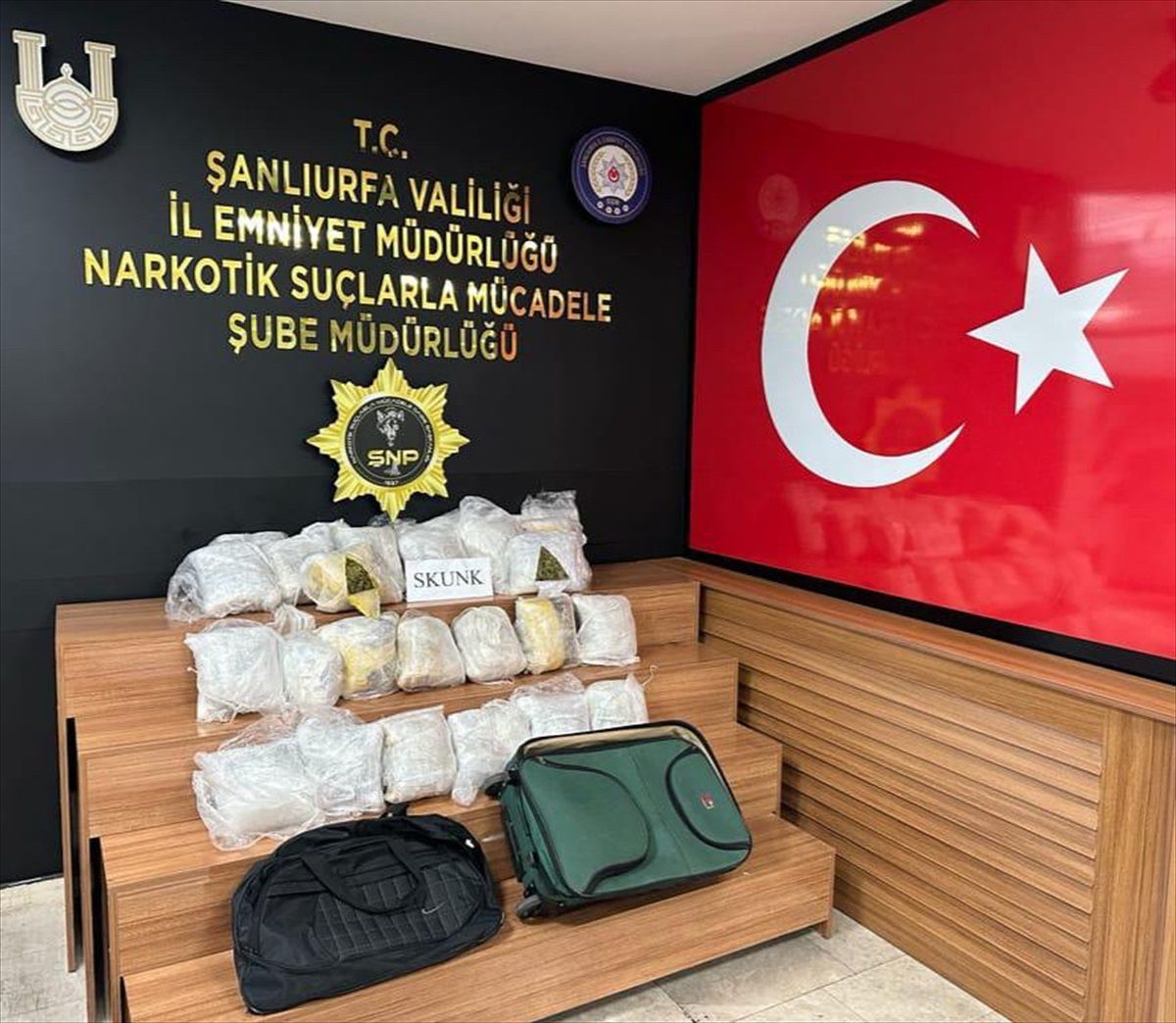 Şanlıurfa\'da 17 kilo 600 gram skunk ele geçirildi, 4 şüpheli gözaltına alındı