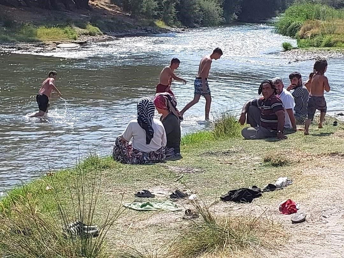 Bursa\'da Muhtar, Mahalle Sakinleri İçin Plaj Yaptırdı