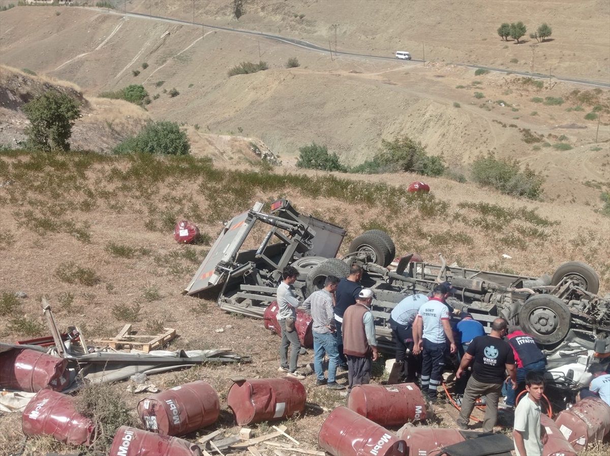 Siirt\'te kamyonun şarampole devrilmesi sonucu 1 kişi öldü, 1 kişi yaralandı