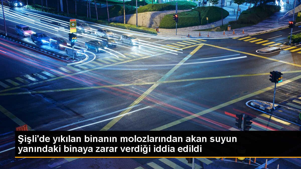 Şişli\'de Yıkılan Bina Molozları Yan Binaya Zarar Verdi