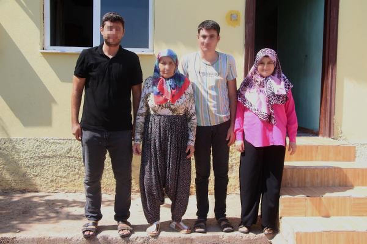 Yaşlı adam eşini taşlayarak yaraladı