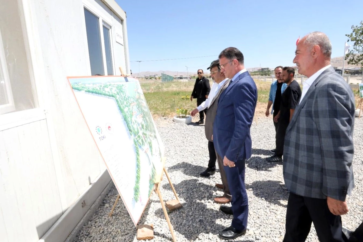Van Valisi ve Büyükşehir Belediye Başkan Vekili Ozan Balcı, Tuşba Belediyesi\'nin yatırımlarını inceledi
