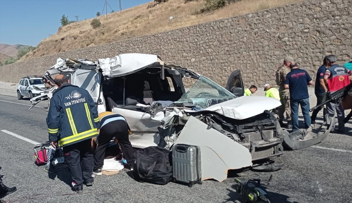 Van-Bitlis kara yolunda kamyonetin kamyona çarpması sonucu 3 kişi öldü, 3 kişi yaralandı