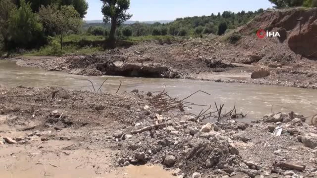 Vatandaşlar, 20 köye geçiş sağlayan ve selde yıkılan köprünün yapılmasını istedi