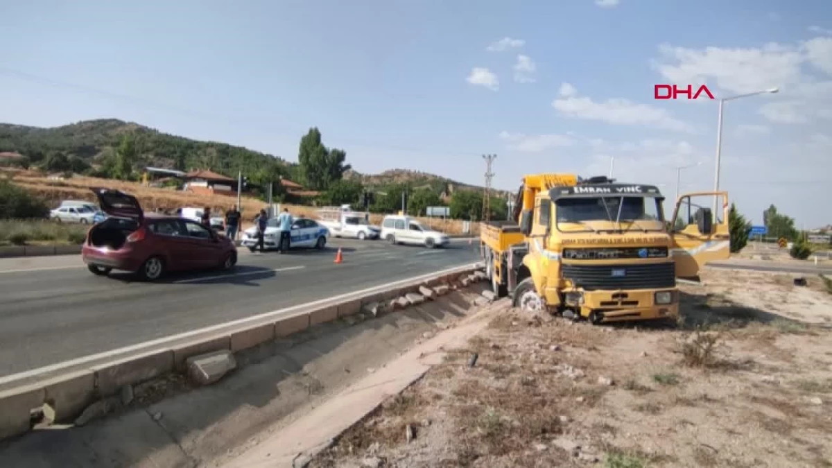 Burdur\'da Vinçle Otomobil Çarpışması: 2 Kişi Yaralandı