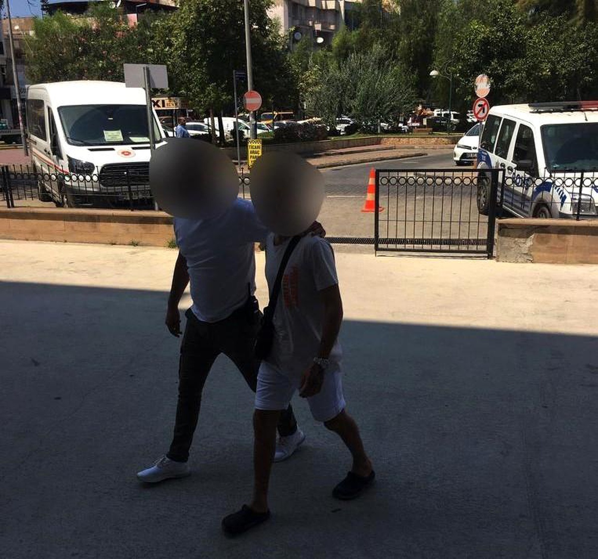 Kuşadası\'nda Hırsızlık Suçundan Aranan Şahıs Yakalandı