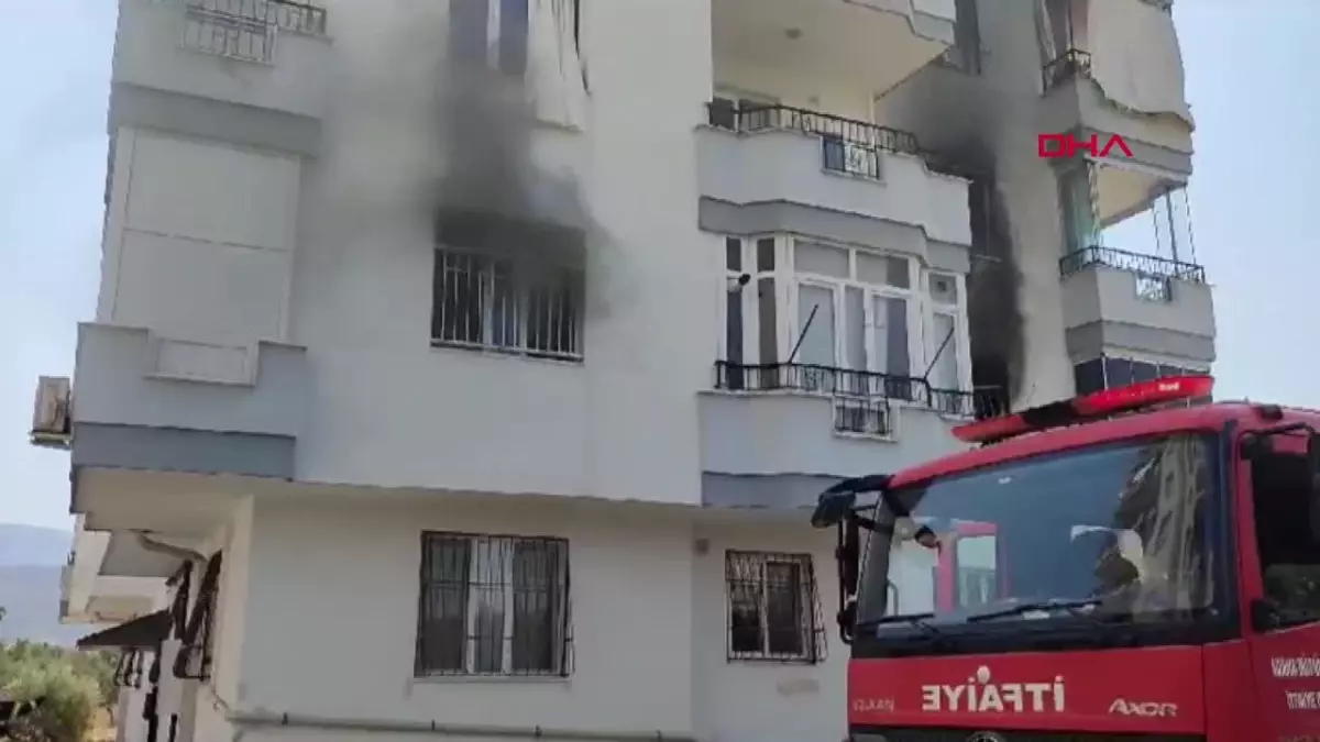 Adana'da 10 Katlı Binanın 1. Katında Yangın Çıktı