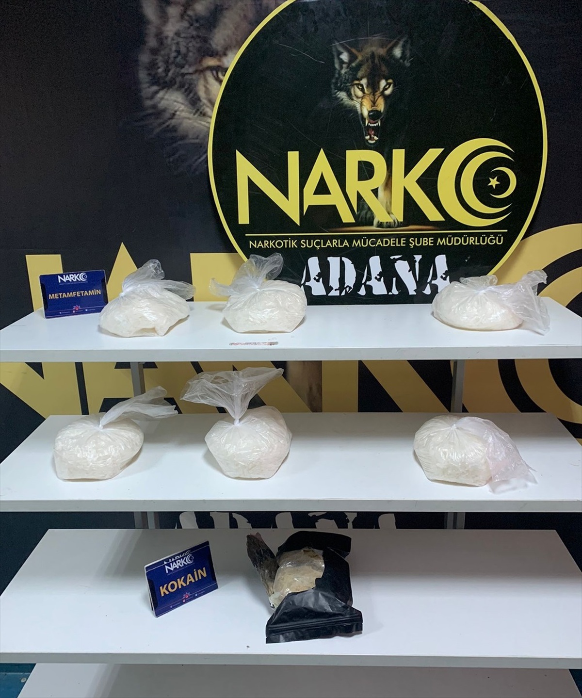 Adana\'da Kamyonette Uyuşturucu Operasyonu: 1 Kilogram Kokain ve 6 Kilogram Sentetik Uyuşturucu Ele Geçirildi, 2 Şüpheli Tutuklandı