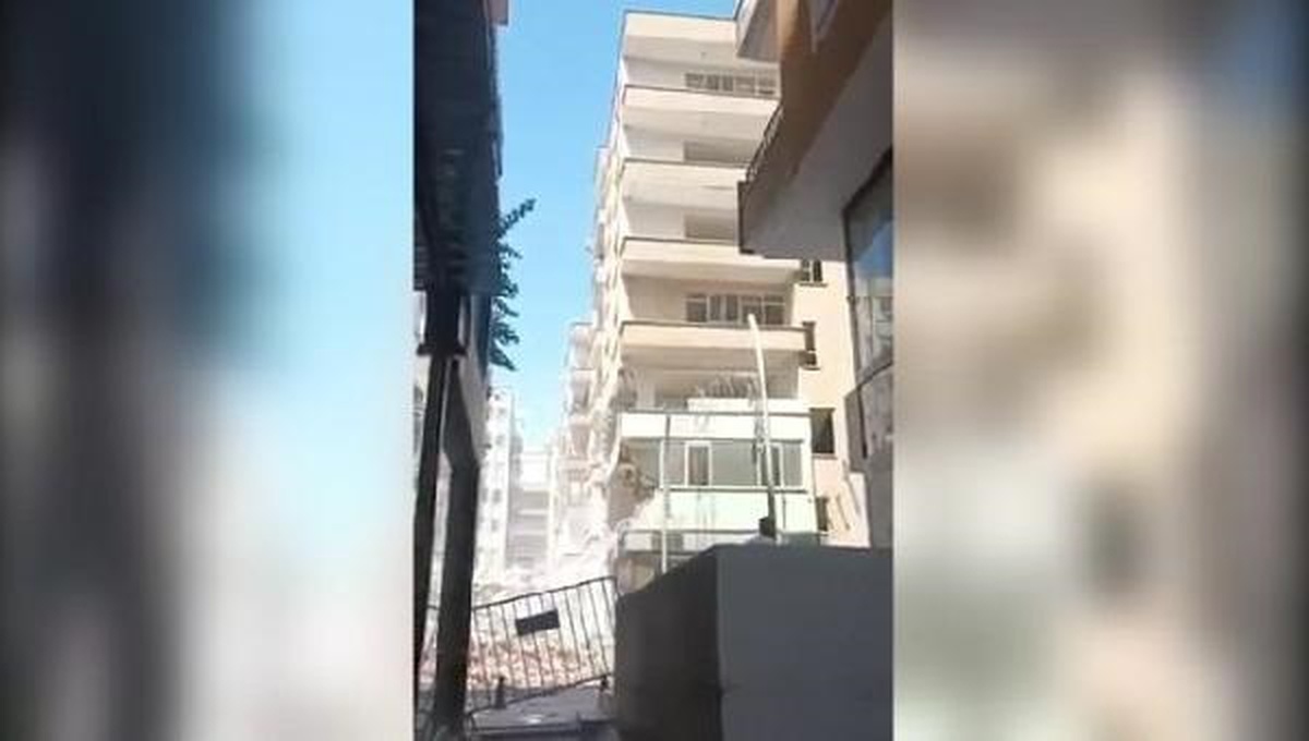 Şanlıurfa\'da depremden hasar gören 7 katlı bina yıkıldı