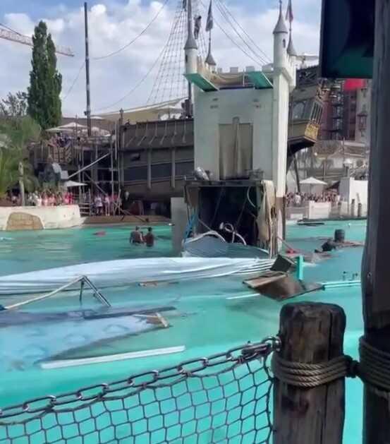 Almanya'da bir eğlence parkında yüksek dalış akrobasi sahnesi çöktü. Korkunç kazada yedi kişi yaralandı