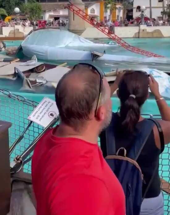 Almanya'da bir eğlence parkında yüksek dalış akrobasi sahnesi çöktü. Korkunç kazada yedi kişi yaralandı