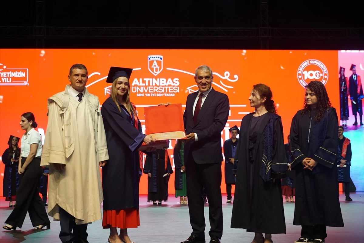 Altınbaş Üniversitesi\'nde mezuniyet heyecanı
