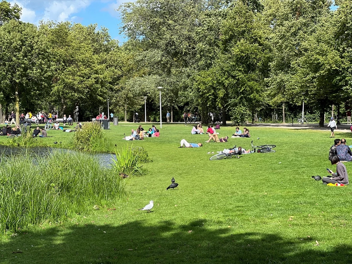 Amsterdam\'ın merkezindeki Vondelpark, yılda 10 milyon ziyaretçiyi ağırlıyor