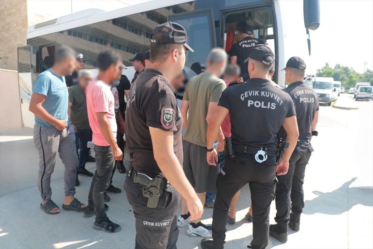 Antalya\'da aranan kişilere yönelik operasyon: 35 şüpheli yakalandı