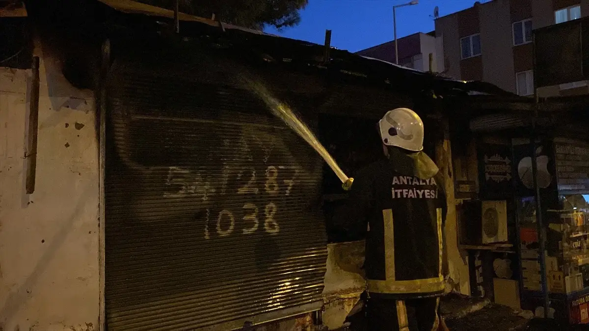 Kepez'te Hırdavatçı Dükkanında Çıkan Yangın İki İş Yerini de Kullanılamaz Hale Getirdi