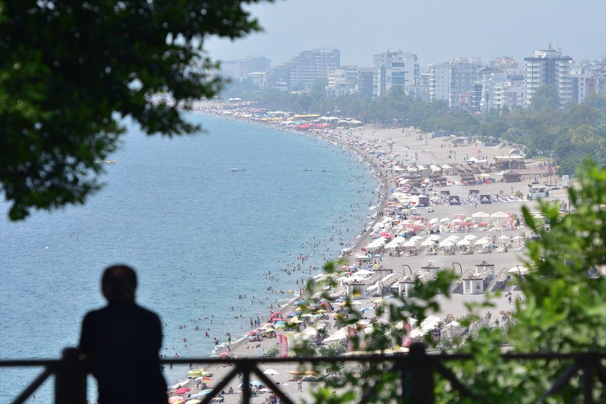 Antalya\'da Sıcak Hava ve Nem Serinlemek İsteyenleri Sahillere Yönlendirdi