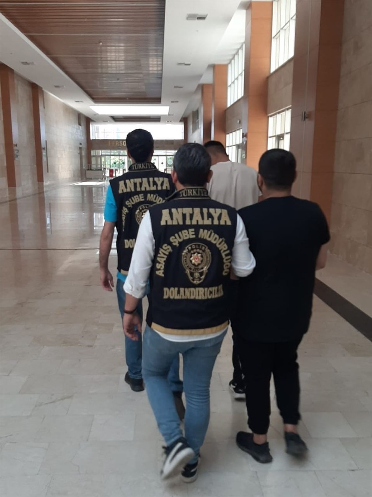 Antalya ve İstanbul\'da Dolandırıcılık Operasyonu: 2 Şüpheli Yakalandı