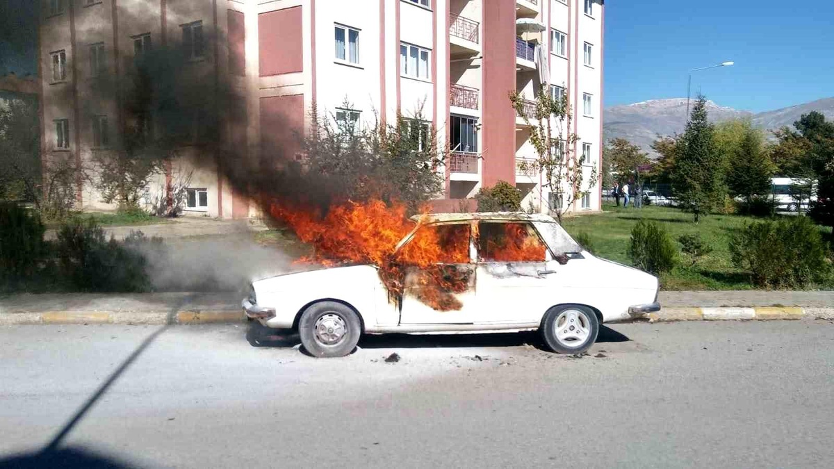 Araç İçinde Yanıcı Malzemeler Yangın Tehdidi Oluşturuyor