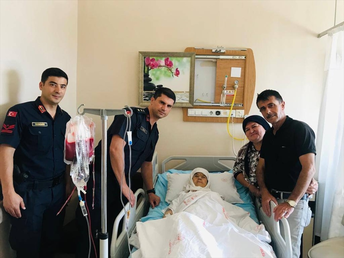 Aydın\'da jandarma, şehit annesi için kan bağışında bulundu
