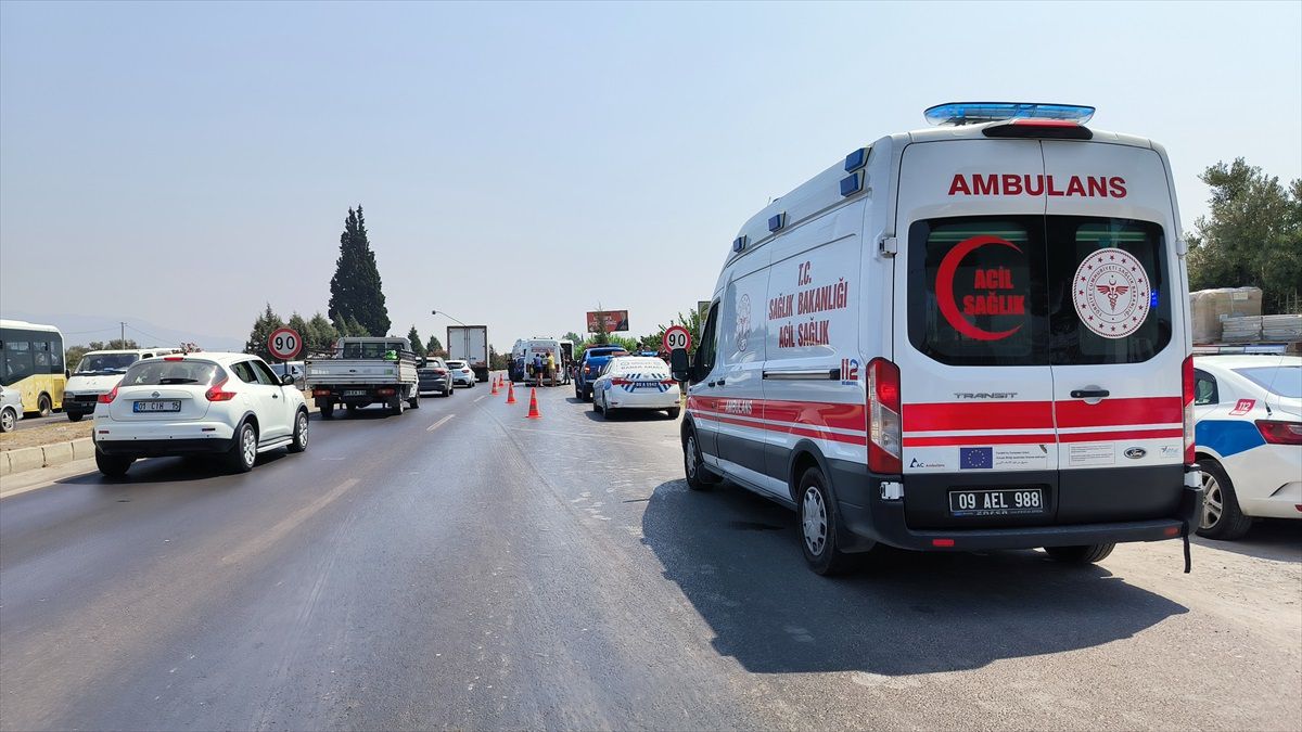 Aydın\'da Belediye Otobüsü ile Minibüs Çarpıştı: 15 Yaralı