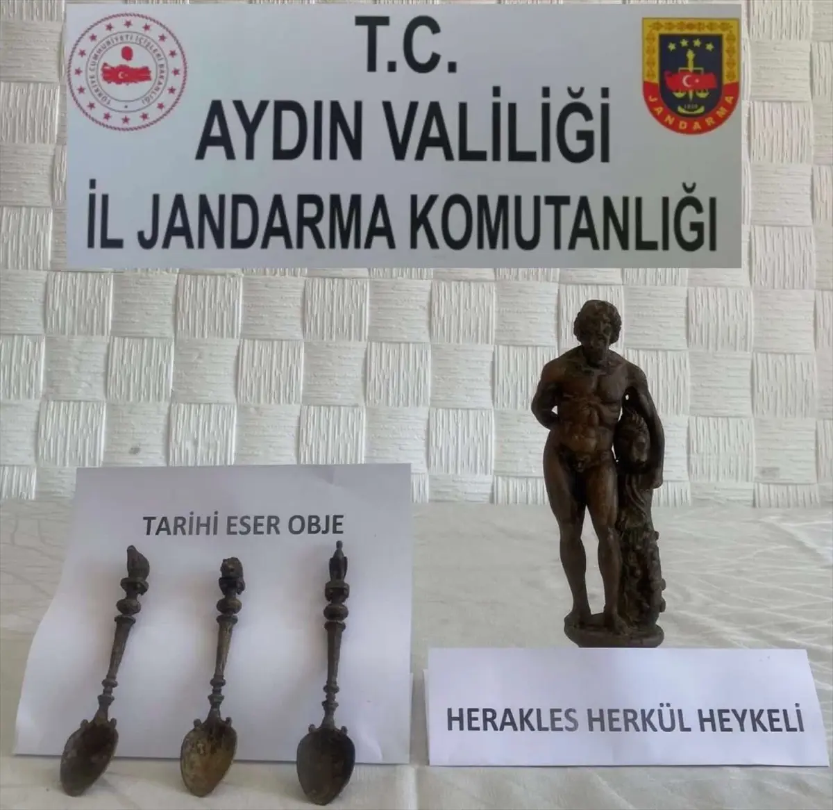 Söke\'de Tarihi Eser Kaçakçılığı Operasyonunda Herakles Heykeli ve Kaşıklar Ele Geçirildi
