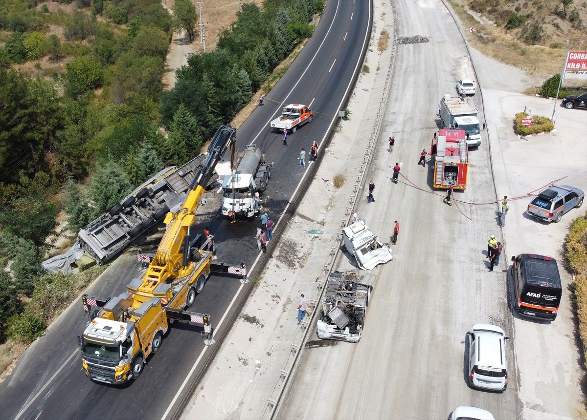Bilecik\'te sülfürik asit yüklü tır ile saman yüklü tır çarpıştı, 2 kişi yaralandı