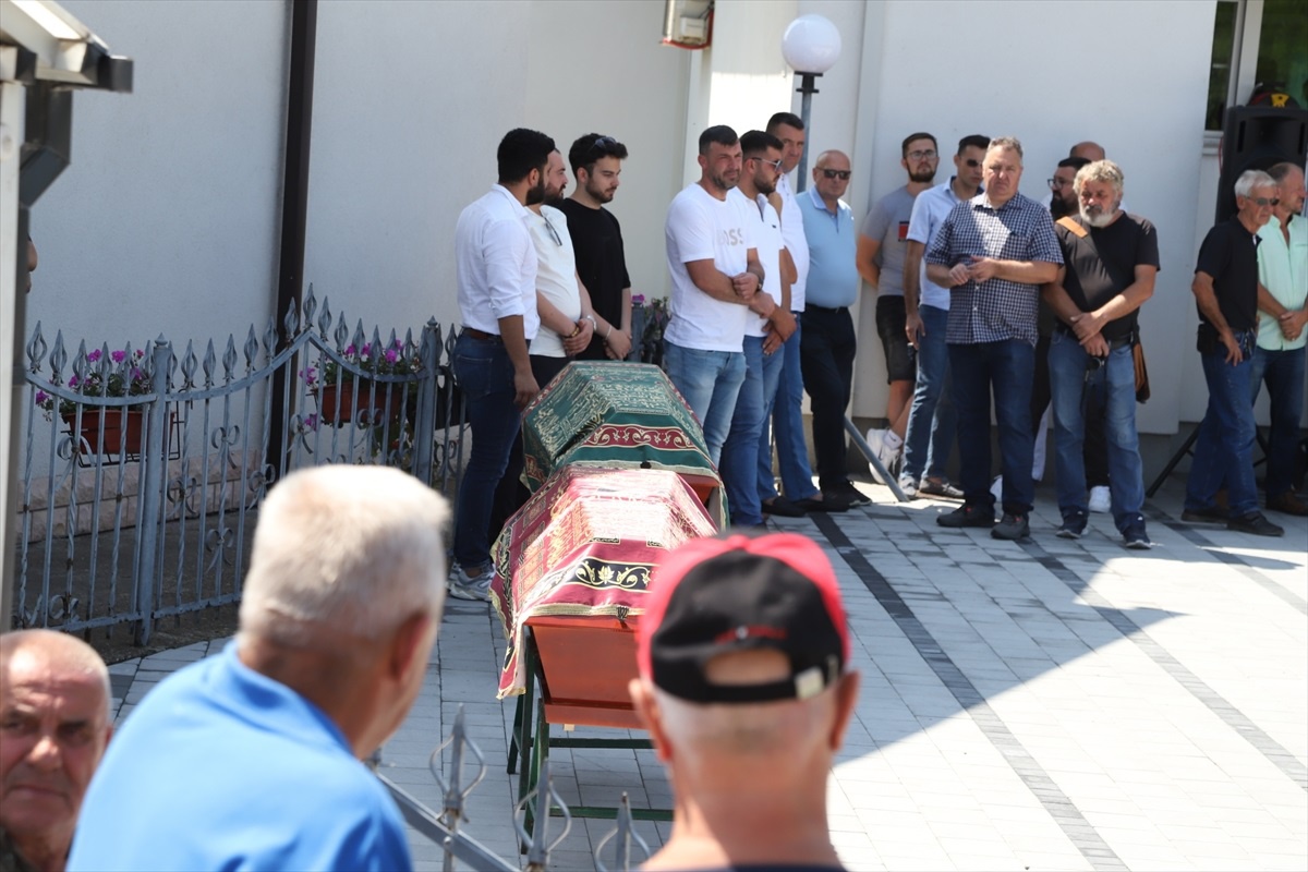 Bosna Hersek\'te Türk Baba ve Oğulun Cenazesi Defnedildi