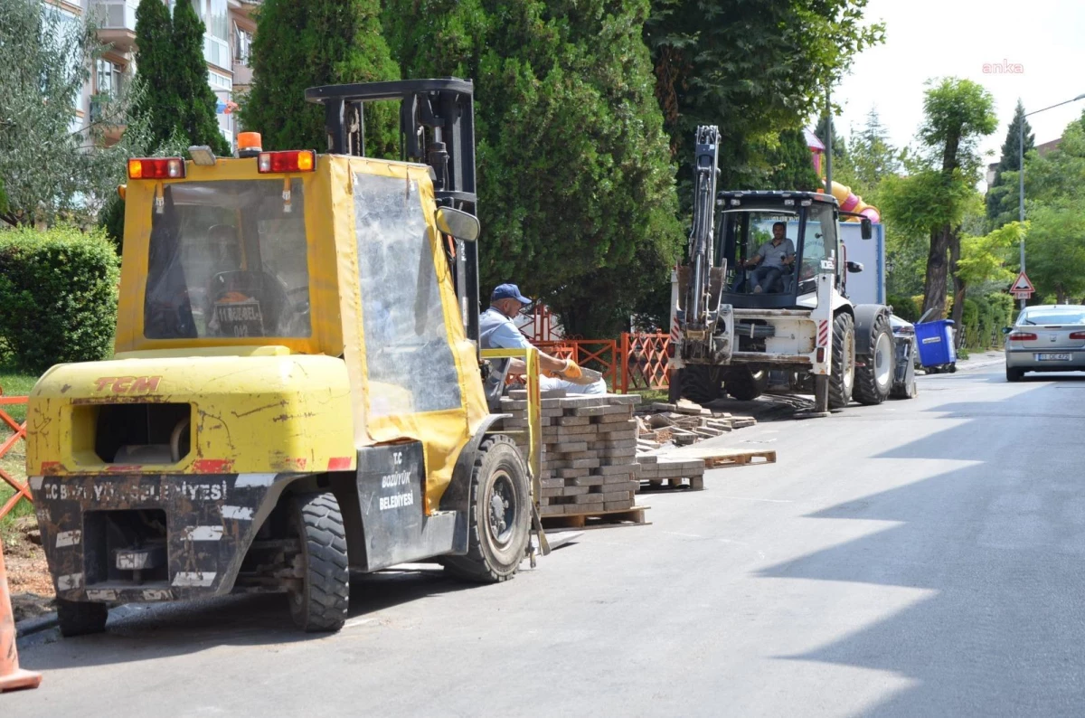 Bozüyük Belediyesi, Cami Caddesi\'nde kaldırım revize çalışması yaptı