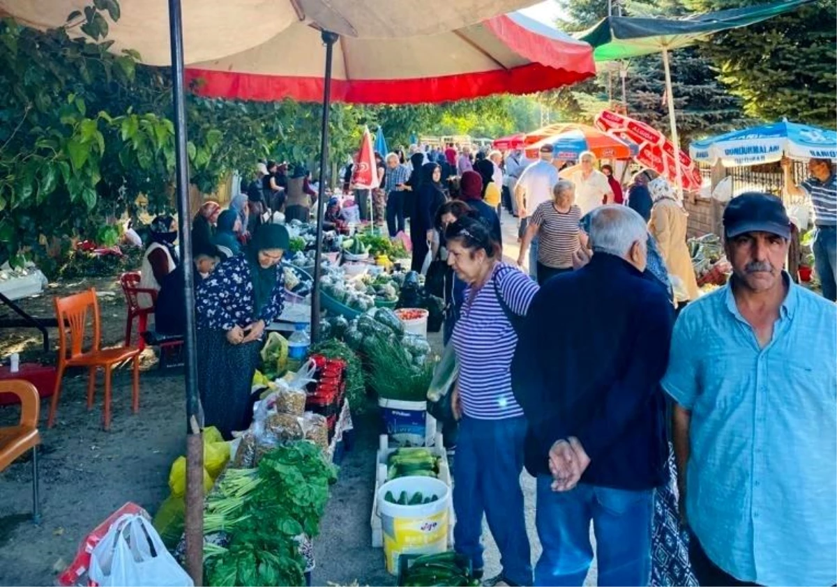 Elazığ\'da Kadınlar Bahçelerindeki Ürünleri Pazarda Satıyor