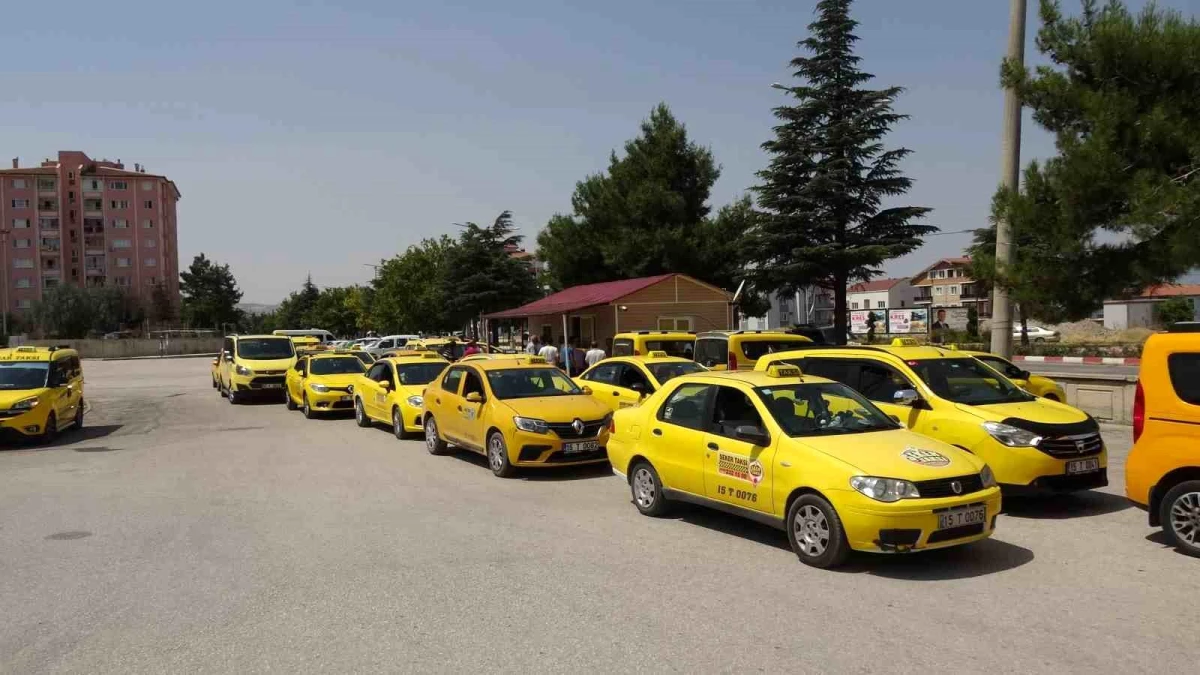 Burdur\'da Taksiciler Akaryakıt Zamlarını Protesto Etti