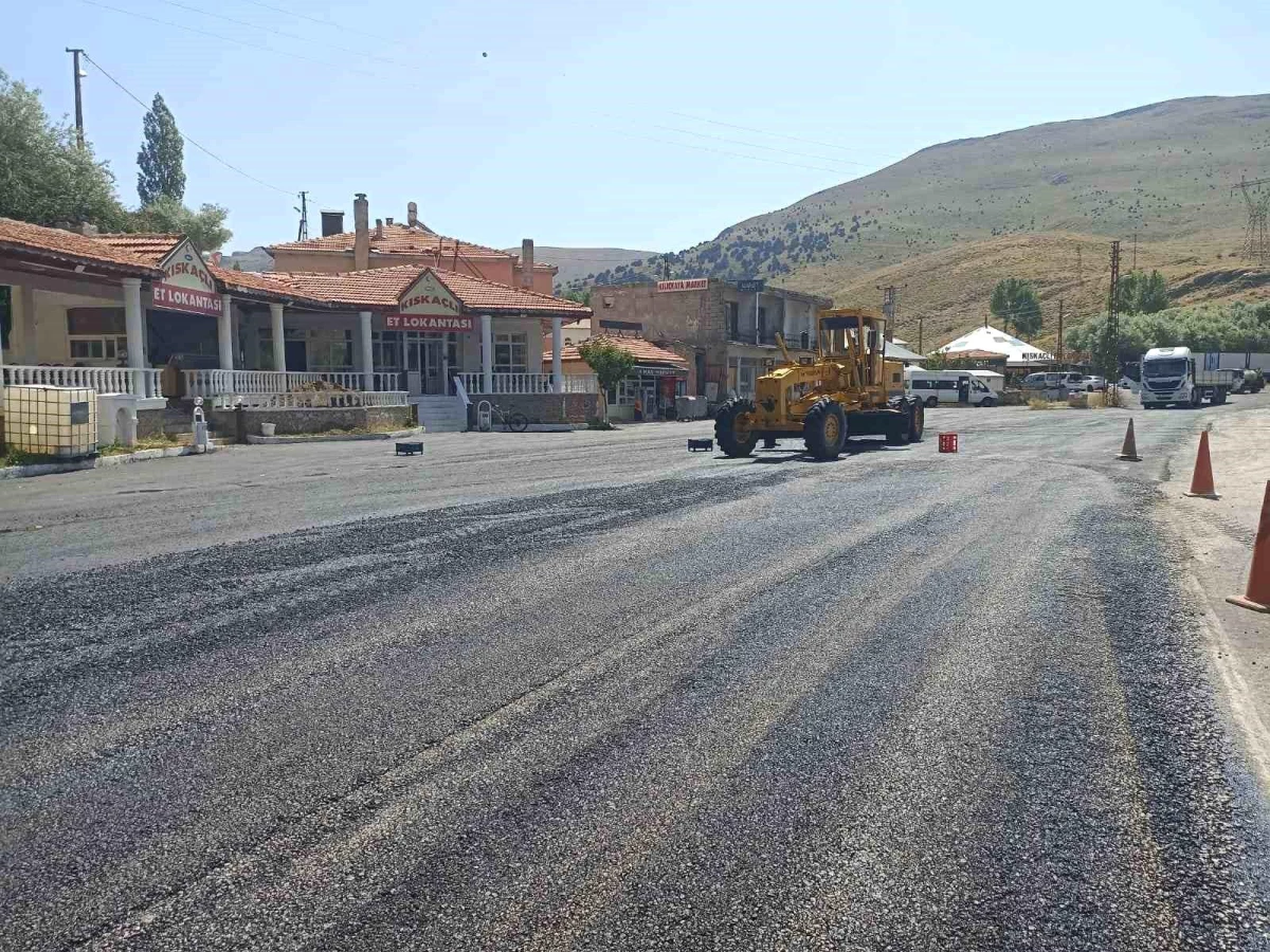 Kayseri Büyükşehir Belediyesi Kıskaçlı mevkiinde asfalt çalışması yaptı