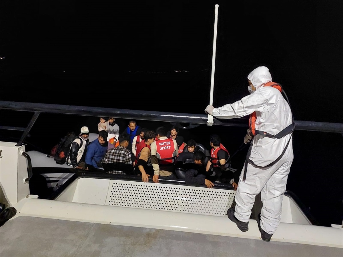Yunanistan unsurları tarafından Türk kara sularına itilen 27 düzensiz göçmen kurtarıldı